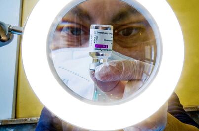 Tercera dosis de AstraZeneca contra ómicron, tan afectiva como dos dosis frente a delta