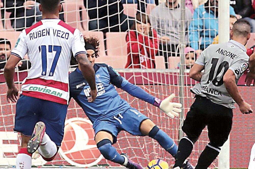 El tapatío realizó un par de buenas atajadas para mantener el empate. (FOTO: PEPE TORRES. EFE)