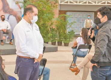 Orozco destaca importancia de becas para jóvenes