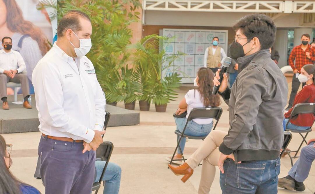 Alumnos aseguraron frente al gobernador que las becas que reciben del Fibeipes les permiten continuar con su formación académica. Foto: Especial.