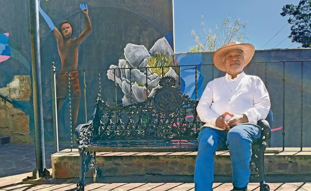 El hombre de 64 años es considerado el
guardián del Árbol del Tule y cronista de
Santa María El Tule, santuario de ahuehuetes. Foto: Juan Carlos Zavala / EL UNIVERSAL