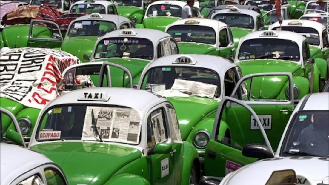 La historia de los taxis en la CDMX, de “fotingos” a los famosos Vochos