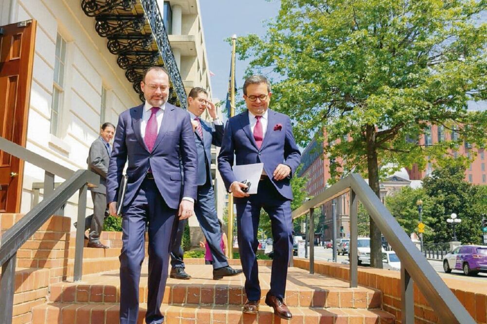 El canciller, Luis Videgaray, y el secretario de Economía, Ildefonso Guajardo, al terminar la reunión que sostuvieron ayer con el representante comercial de Estados Unidos, Robert Lighthizer. Foto: TOMADA DE TWITTER