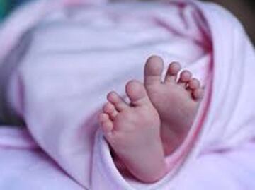 Por apagón, médicos alumbran cesárea con celulares y lesionan a bebé en Mexicali