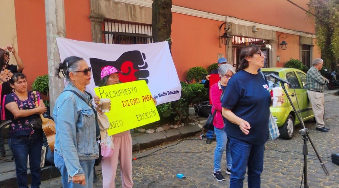 Lourdes Garzón Mendoza, secretaria general del Sindicato Nacional de trabajadores de Radio Educación, en protesta.
Foto: Yanet Aguilar / EL UNIVERSAL