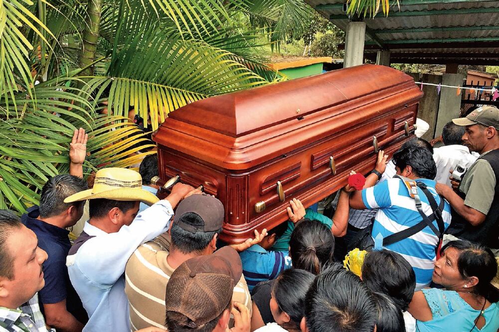 La tarde del jueves fue inhumado el cuerpo de Anzueto Roblero (FREDY MARTÍN. EL UNIVERSAL)