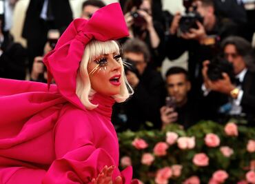 Lady Gaga sorprende en la gala del MET