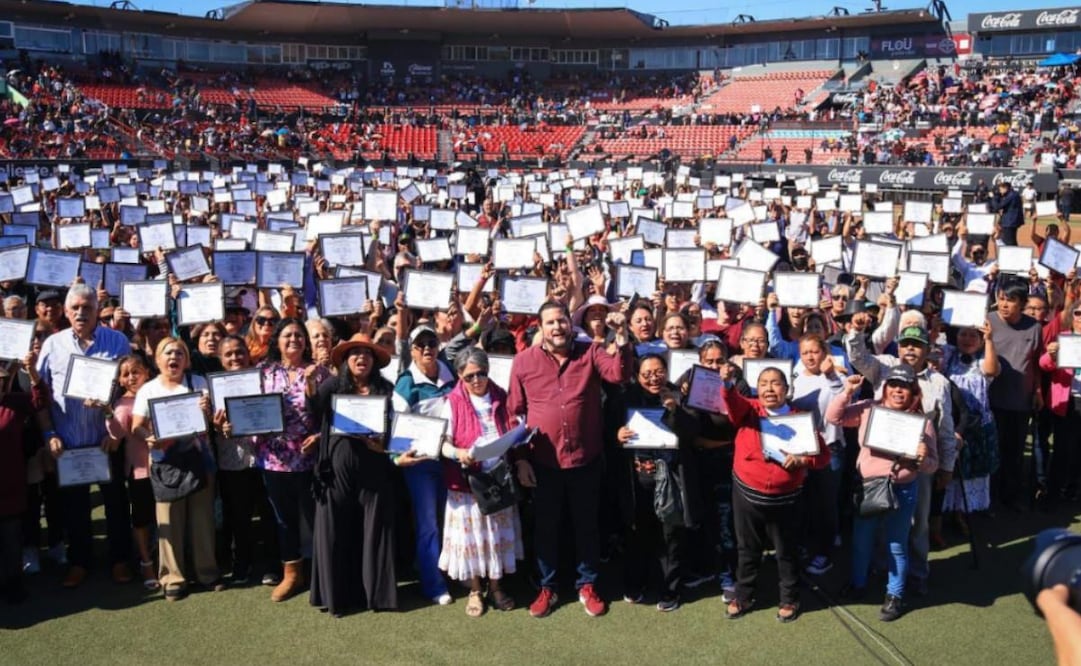 El presidente municipal de Tijuana, Ismael Burgueño, tomó protesta representantes de mil 91 comités vecinales. Foto: Especial