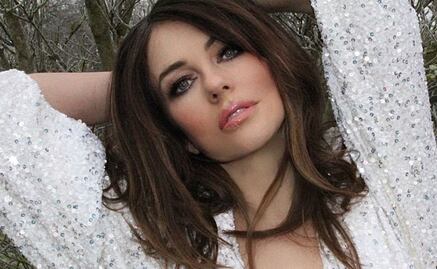 Elizabeth Hurley usando solo una sudadera enamora a sus 57 años