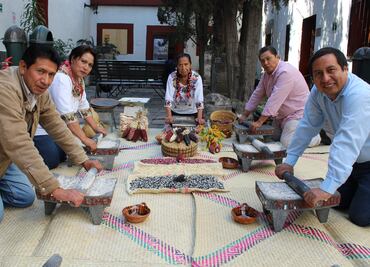 La familia que rescata el mole tradicional