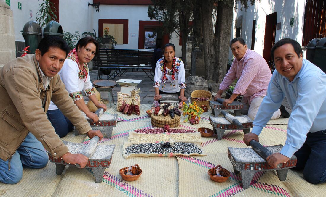 La familia que rescata el mole tradicional