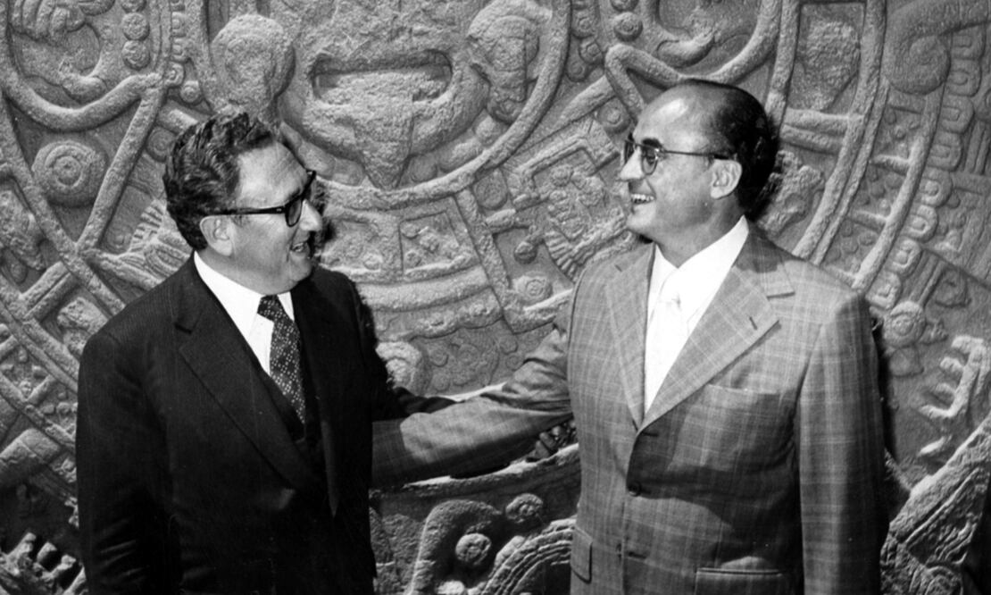 Henry Kissinger, con el entonces presidente de México Luis Echeverría, en el Museo Nacional de Antropología, con el Calendario Azteca de fondo en 1973. Foto: Archivo EL UNIVERSAL