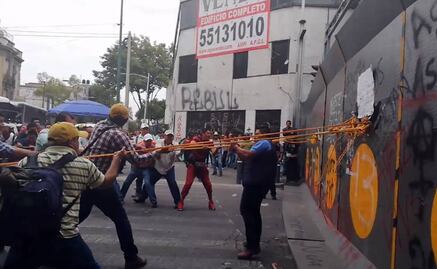 Maestros intentan derribar vallas en Gobernación 