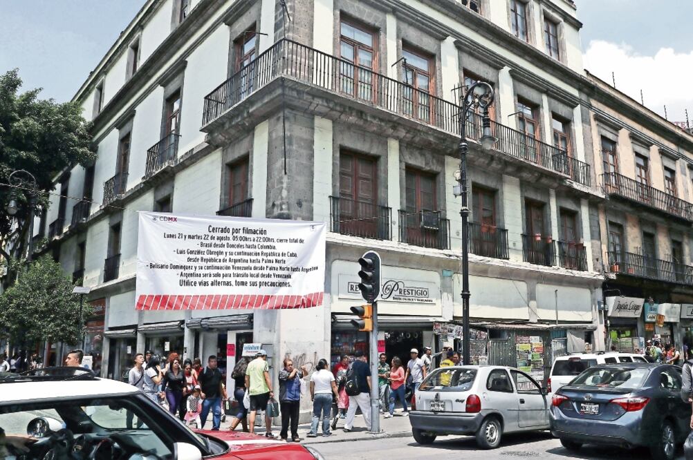 En un recorrido realizado por EL UNIVERSAL se observó que la venta en locales comerciales en el Centro Histórico se realiza de forma cotidiana. ()
