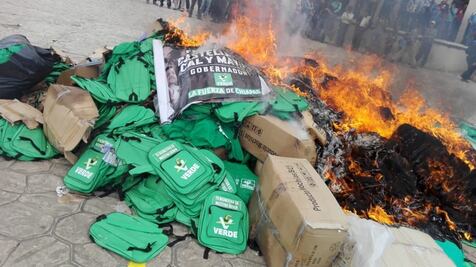 Pobladores queman propaganda política en Oxchuc, Chiapas