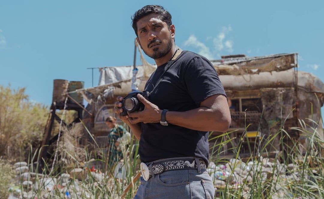 Tenoch Huerta es uno de los protagonistas, pero debido a señalamientos públicos de agresión sexual, quedó al margen de la promoción de la serie. Foto: Netflix.