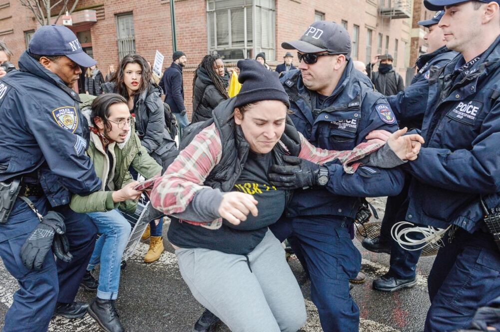 La policía detuvo ayer a algunos manifestantes durante la protesta en Nueva York contra las redadas y la política migratoria de Trump. (STEPHANIE KEITH. REUTERS)