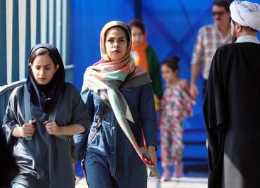 Denuncian a un músico iraní por una canción que llama a las mujeres a quitarse el velo