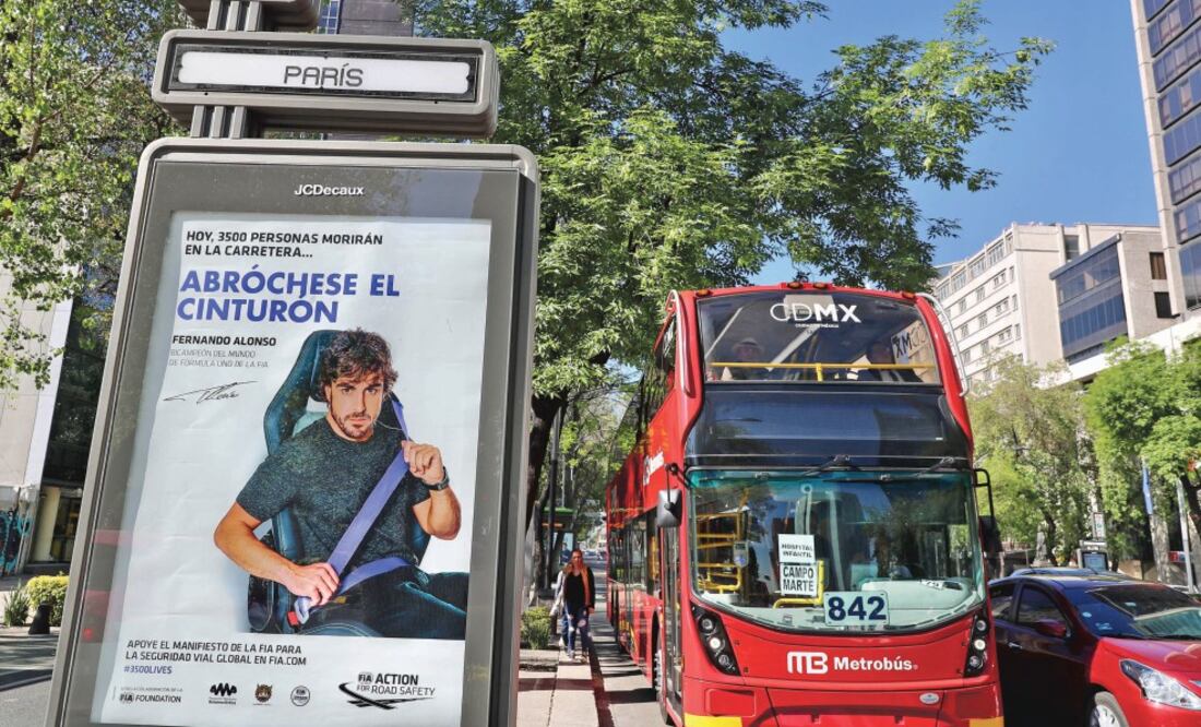 EL UNIVERSAL constató en un recorrido que los espacios publicitarios que la empresa JC Decaux colocó en estaciones siguen sin ser retirados. Foto: LUCÍA GODÍNEZ. EL UNIVERSAL
