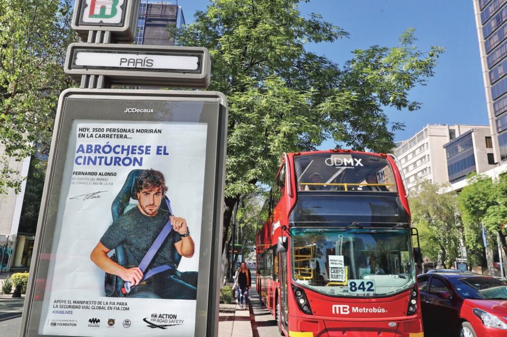 EL UNIVERSAL constató en un recorrido que los espacios publicitarios que la empresa JC Decaux colocó en estaciones siguen sin ser retirados. Foto: LUCÍA GODÍNEZ. EL UNIVERSAL