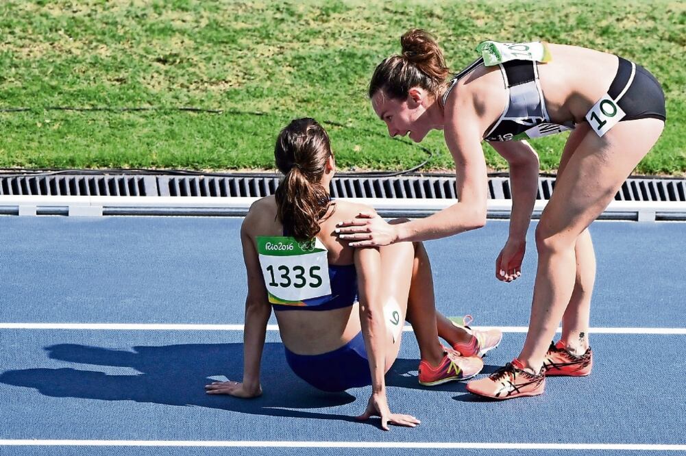 Nikki Hamblin (NZL) se detuvo para auxiliar a Abbey D'Agostino (USA), quien chocó con ella, en gesto de deportividad (DYLAN MARTÍNEZ. REUTERS)