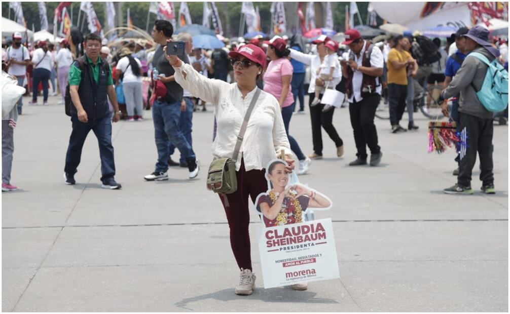 Simpatizantes de Claudia Sheinbaum llegan al Zócalo para el último acto de campaña. Foto: Carlos Mejía/EL UNIVERSAL