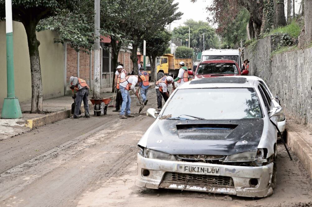 Pobladores del fraccionamiento Ribera de Echegaray dicen que muchos de los autos afectados fueron pérdida total y algunos no cuentan con seguro (FOTOS: ALEJANDRO ACOSTA)