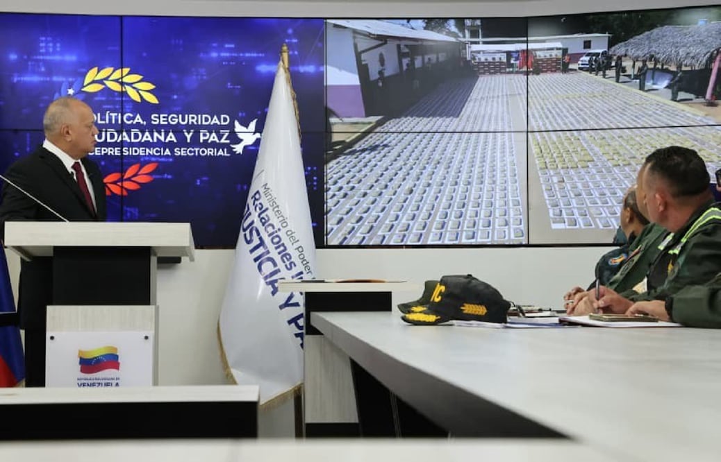 Fotografía difundida por la cuenta en X @ConElMazoDando del ministro de Interior y Justicia venezolano, Diosdado Cabello, durante una rueda de prensa este martes, en Caracas. FOTO: EFE