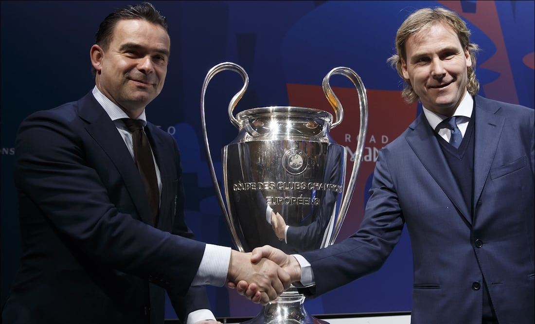 Marc Overmars junto a Pavel Nedved y el trofeo de la Champions League / Foto: AP