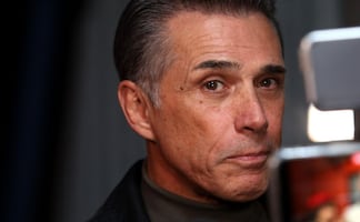 Sergio Mayer ora hincado antes de entrar a "La casa de los famosos"; lo tachan de "ridículo" y cuestionan su labor como diputado