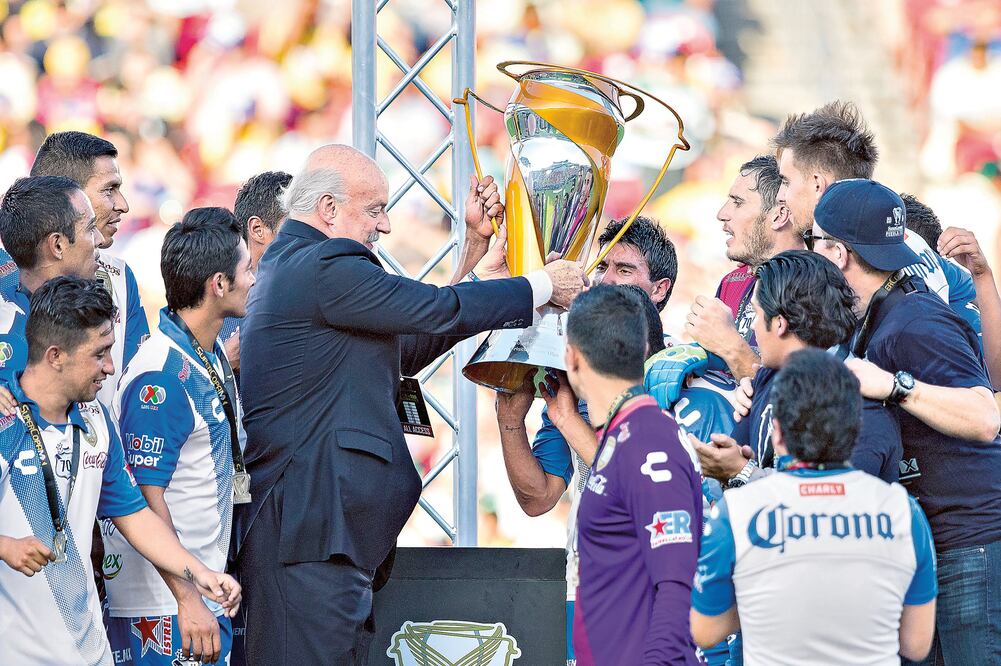 Enrique Bonilla será el nuevo encargado de entregar los trofeos a los equipos ganadores de todos los torneos que abarca la Liga MX (ALEJANDRO GUTIÉRREZ MORA. IMAGO7)