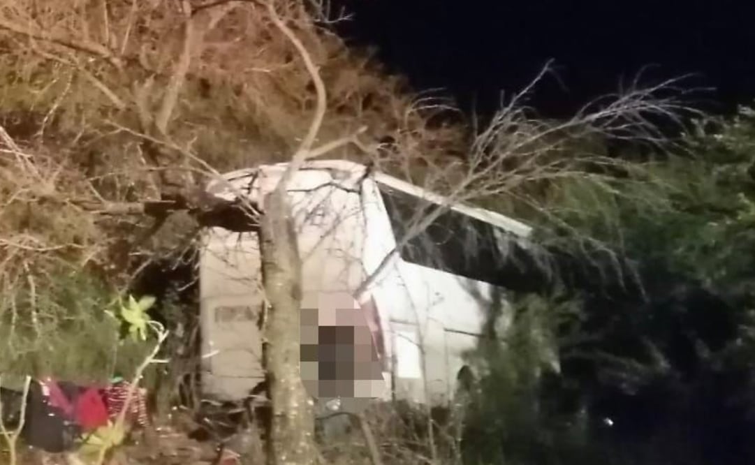 Personal de la Guardia Estatal auxilió a los pasajeros lesionados. Foto: Especial