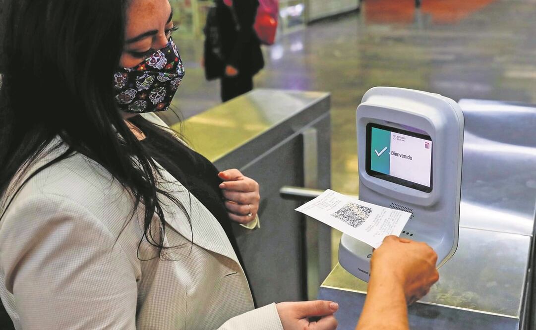 Usuarios del Metro Chilpancingo, estación donde arrancó el sistema QR, conocieron cómo funciona el nuevo procedimiento. Foto: Diego Simón. EL UNIVERSAL