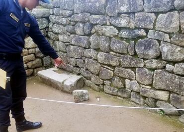 Policía peruana deportará a 6 turistas por dañar templo inca de Machu Picchu