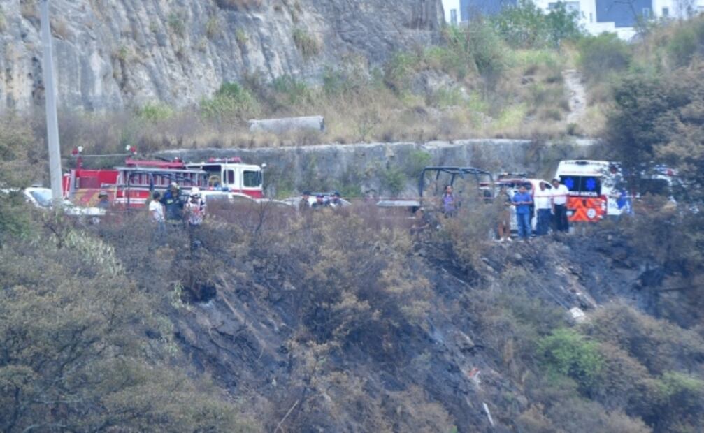 Conductor evita choque, pero cae a barranco y muere en Edoméx