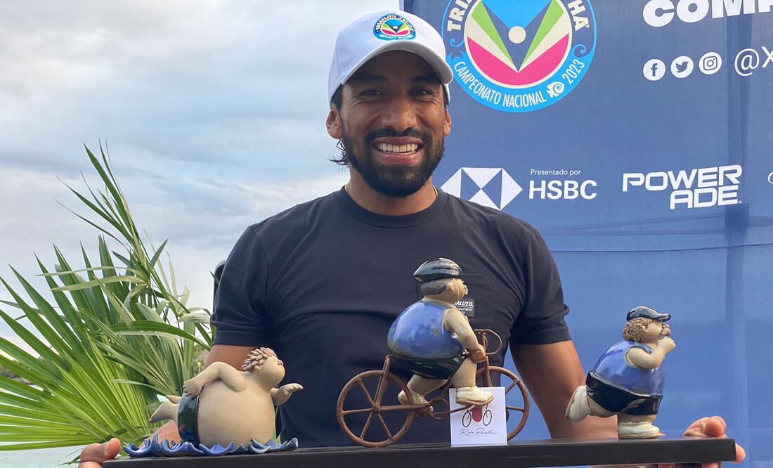 Crisanto González con el reconocimiento por ser padrino del Triatlón Xel-Há / Foto: Nicolás Schiller Solti - EL UNIVERSAL