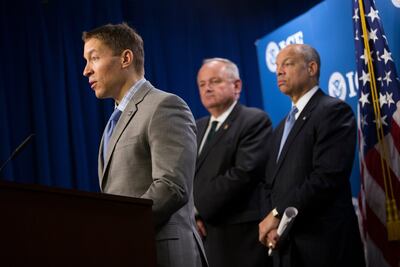 Gobierno de Trump también destituye a jefe interino de Inmigración y Aduanas