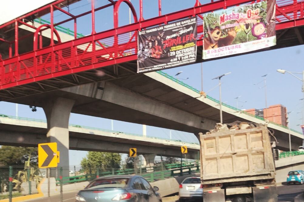 El 13 de noviembre, varios conductores intentaron auxiliar a un automovilista que fue asaltado en el entronque de avenida Río San Joaquín y Periférico Norte, pero nunca lograron hacer la denuncia al número de emergencias. (REBECA JIMÉNEZ. EL UNIVERSAL)