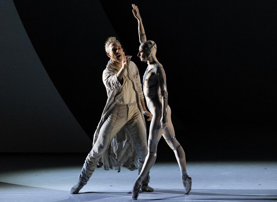 La pieza coreográfica "Coppél-I.A. Foto:  Hugo Salvador Bollo.