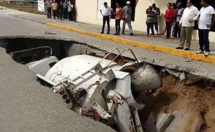 Pavimento se traga camión en Tamaulipas