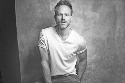 Erik Hayser explora su lado oscuro