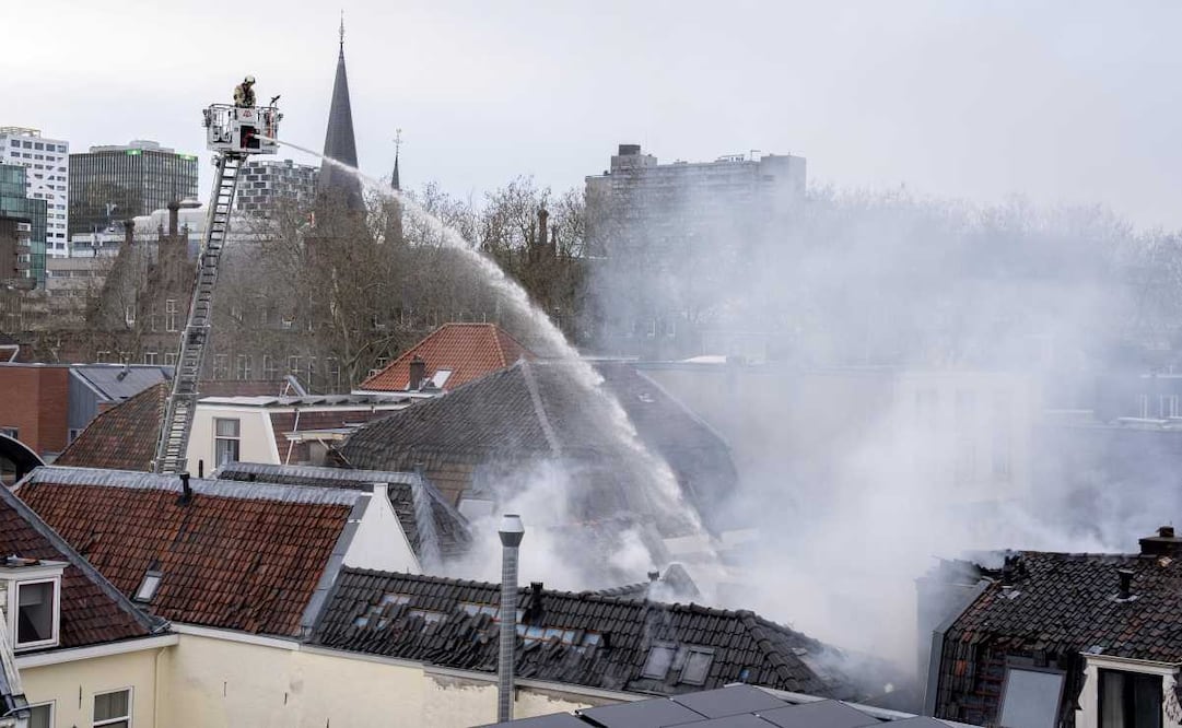 Bomberos trabajan en el lugar de un gran incendio en una casa en Visscherssteeg, Utrecht, Países Bajos, el 15 de enero de 2026. Se oyeron varias explosiones antes del incendio. Foto: EFE