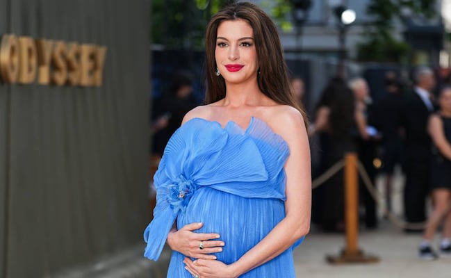 Anne Hathaway presume su pancita de embarazo en la alfombra roja y enternece con las fotos