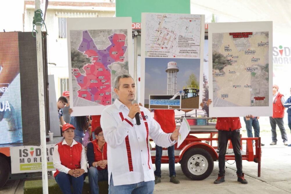 Isidro Moreno expuso a vecinos de la colonia San Martín de Porres que hay un déficit de 2 mil 380 litros por segundo del líquido, por lo que se diseñó un plan que cuesta de 700 a mil millones al año (ESPECIAL)