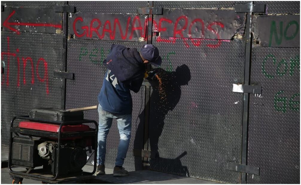 Retiran las vallas de Palacio Nacional. Foto: Carlos Mejía/EL UNIVERSAL