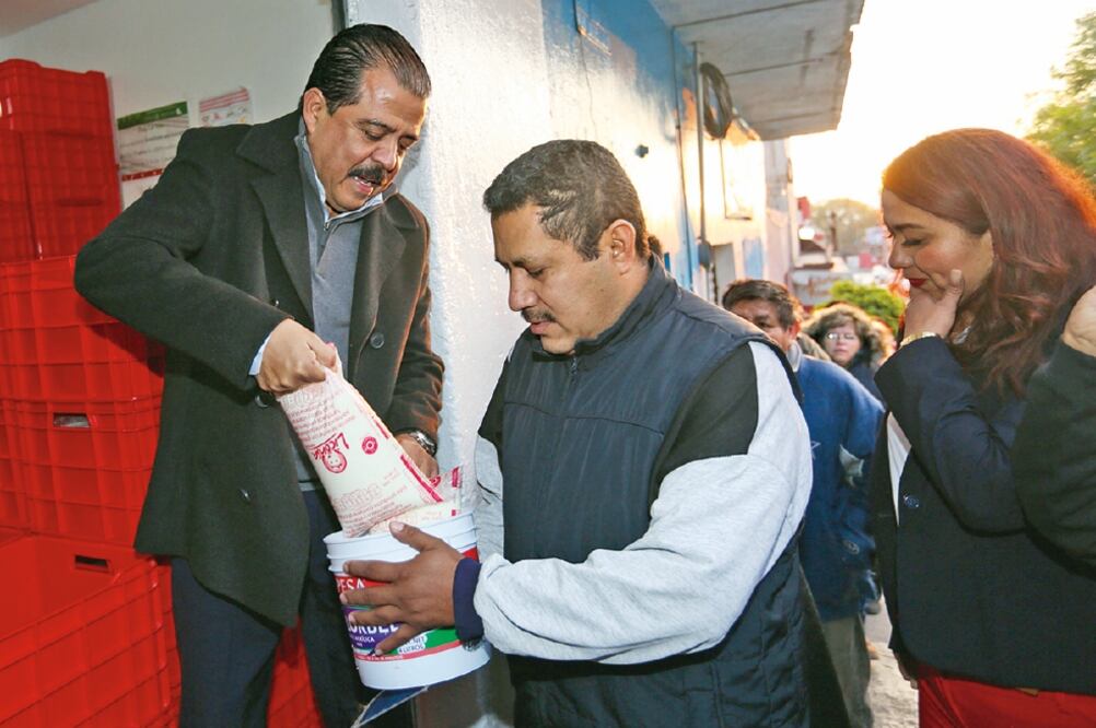 Eviel Pérez Magaña, nuevo titular de Sedesol, dice que en el país hay 10 mil lecherías Liconsa que diario distribuyen 34 millomes de litros (CORTESÍA)