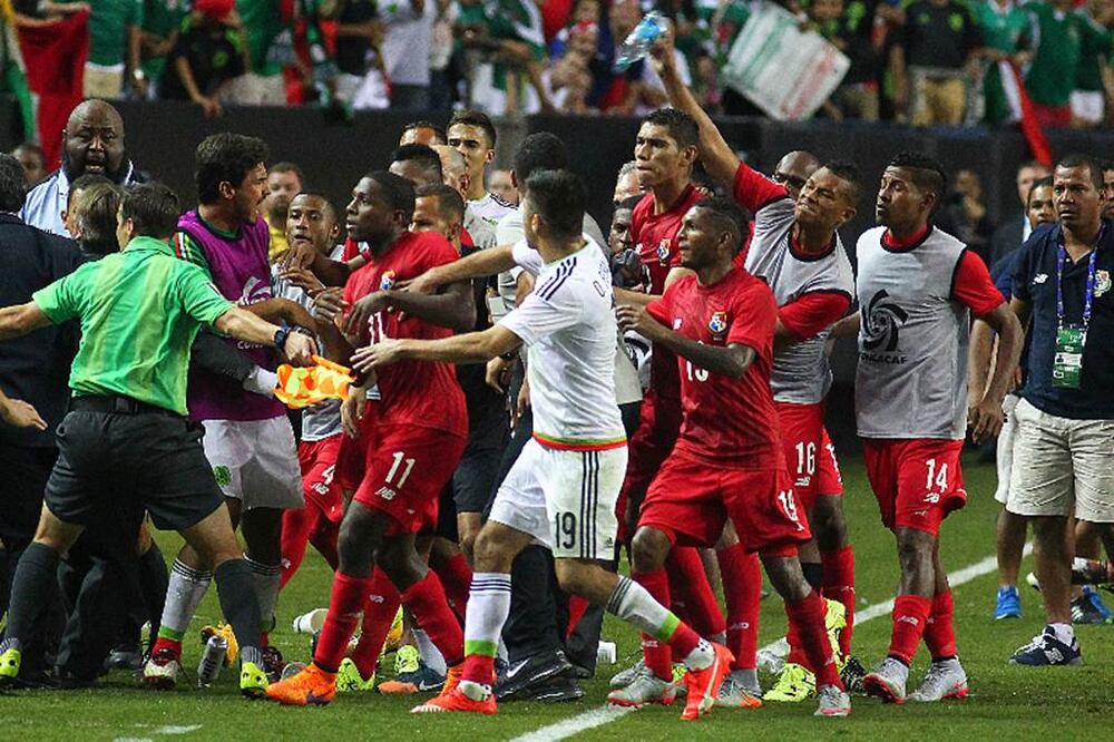 El árbitro estadounidense Mark Geiger marcó un penalti inexistente a favor de México, lo que desató el reclamo de los jugadores de Panamá, que incluso amagaron con abandonar la cancha, el miércoles (GONZALO GONZÁLEZ. JAM MEDIA)