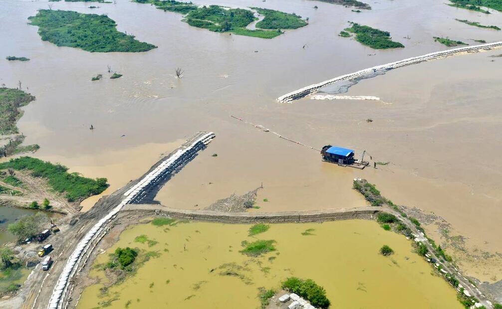 Fotografía cedida por la Unidad Nacional para la Gestión del Riesgo de Desastres, que muestra la ruptura del dique Cara de Gato. Foto:EFE