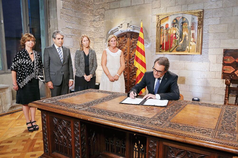 Artur Mas al firmar ayer en el palacio de gobierno el decreto en el que llama a elecciones anticipadas en Cataluña (RUBEN MORENO GARCIA. REUTERS)