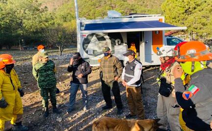 Ante avance de incendio forestal en Santiago, NL, se suman dos helicópteros y combatientes de otros estados